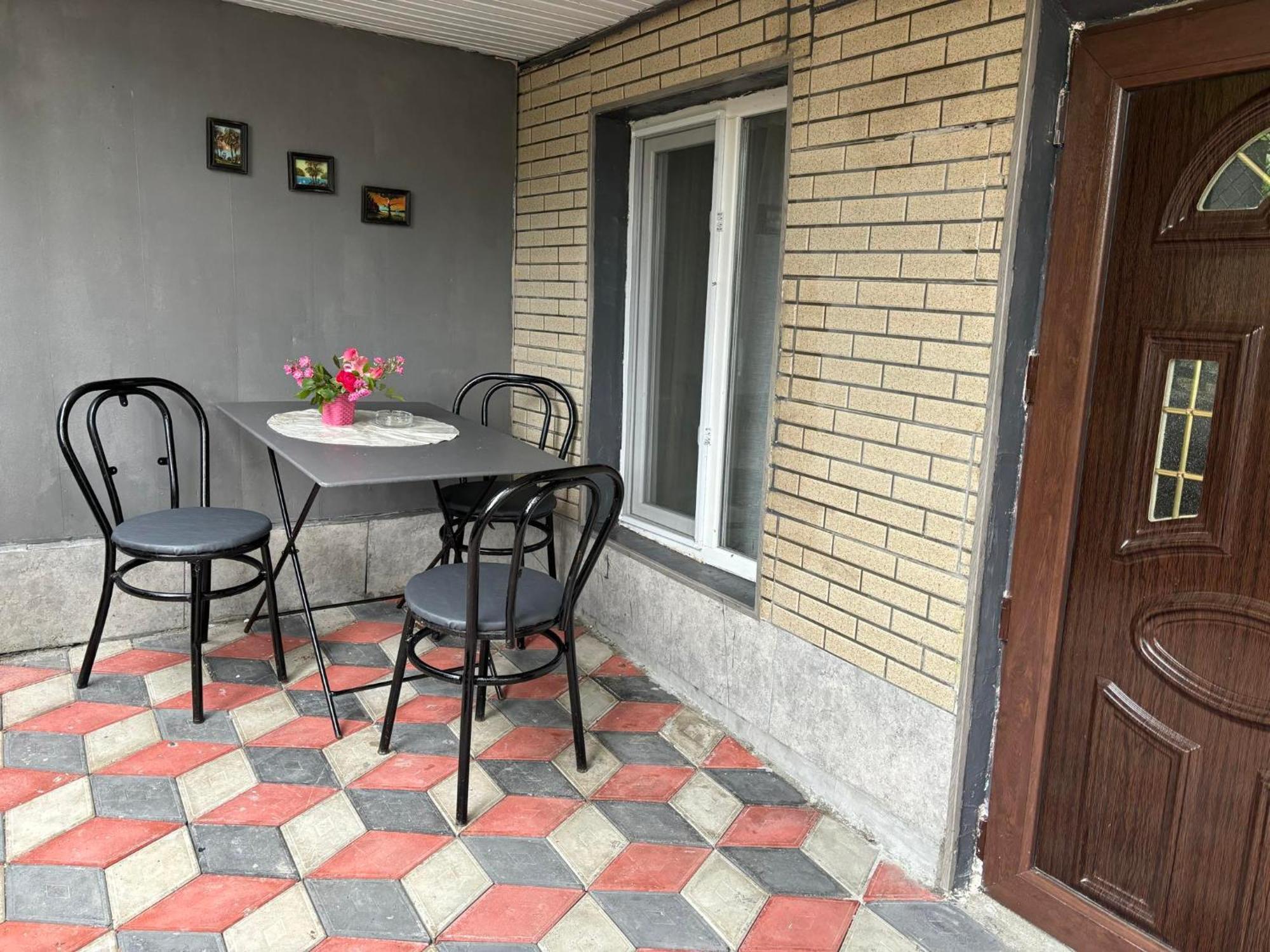Guest House Happy House Кутаиси Екстериор снимка