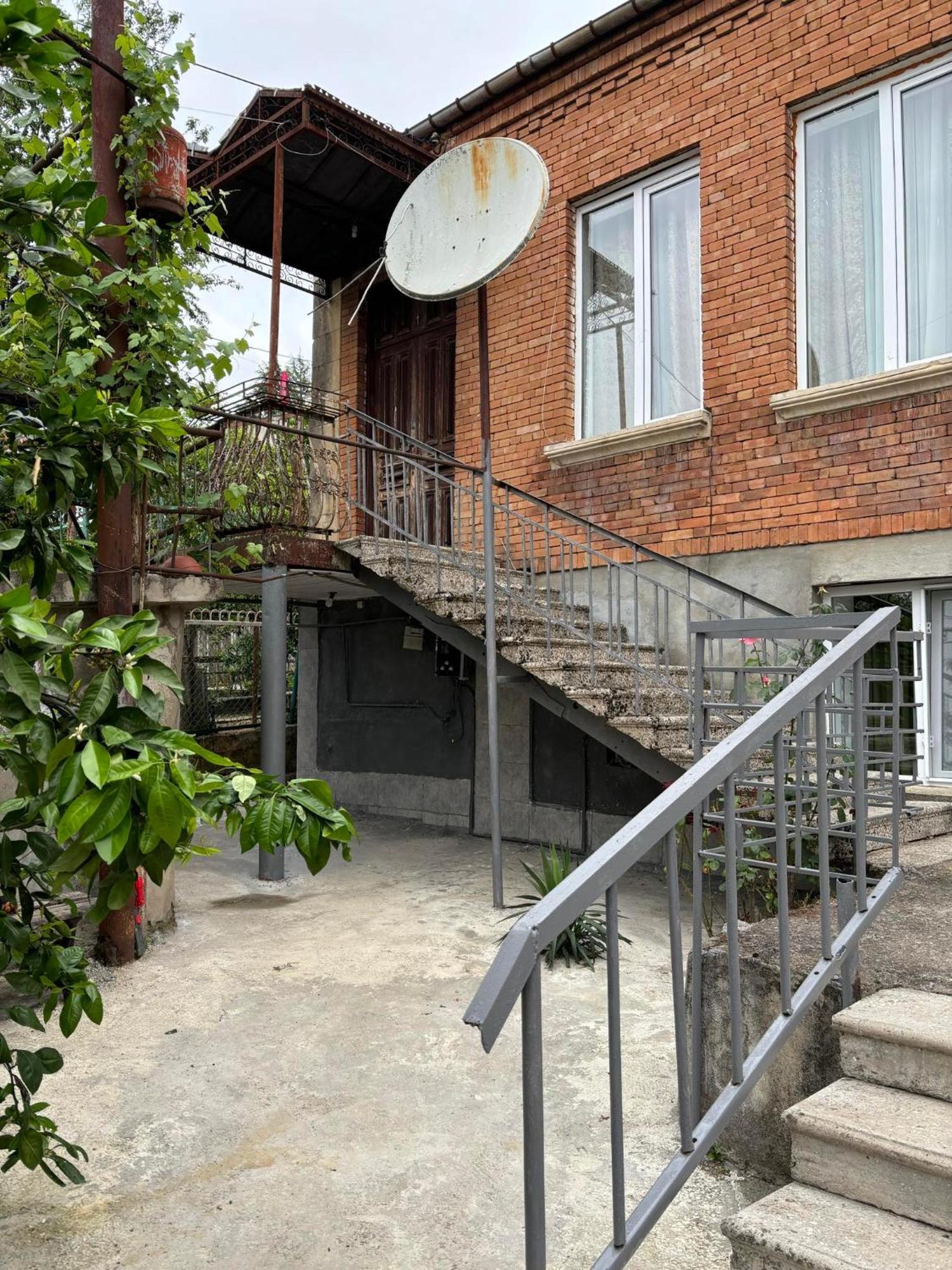 Guest House Happy House Кутаиси Екстериор снимка