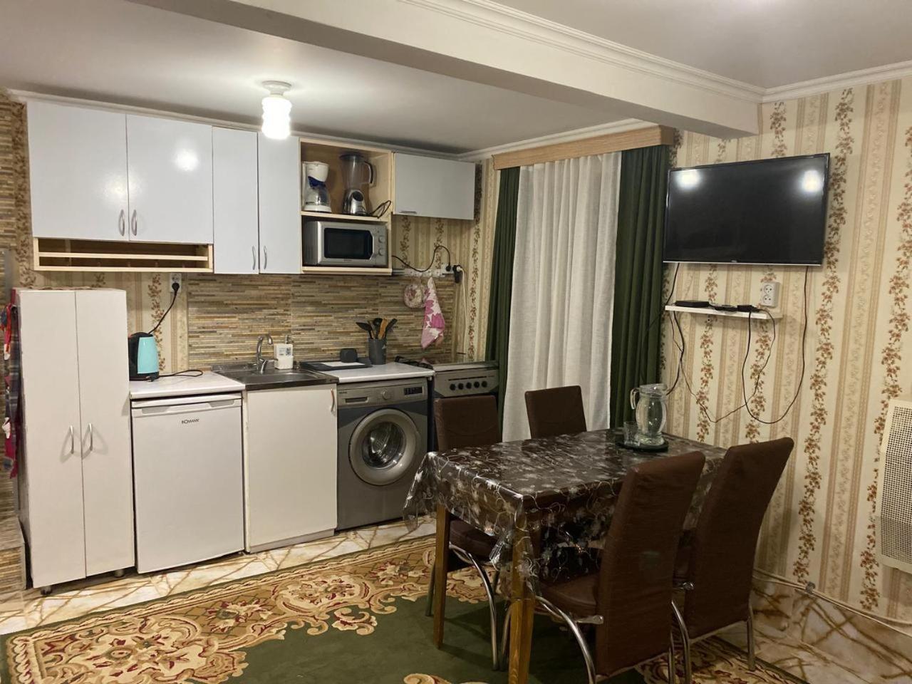 Guest House Happy House Кутаиси Екстериор снимка